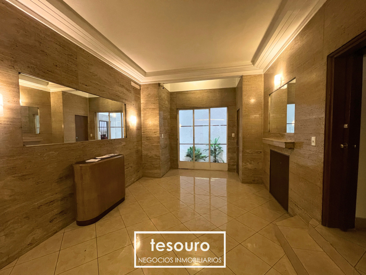 Apartamento ID.4617 - VENTA APARTAMENTO DE 2 DORMITORIOS Y SERVICIO EN CENTRO 