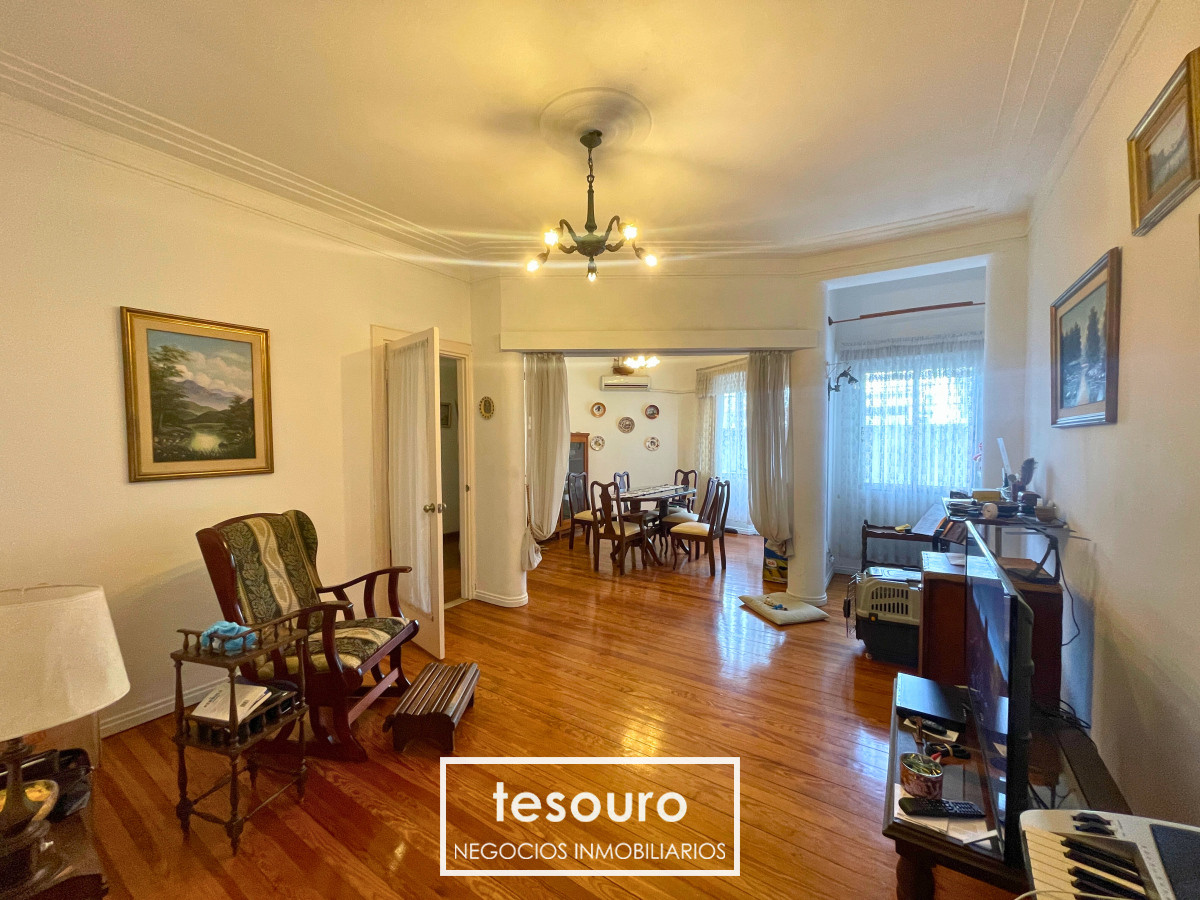 Apartamento ID.4617 - VENTA APARTAMENTO DE 2 DORMITORIOS Y SERVICIO EN CENTRO 