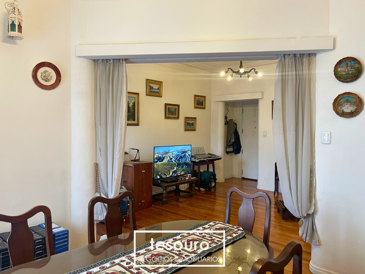 Apartamento ID.4617 - VENTA APARTAMENTO DE 2 DORMITORIOS Y SERVICIO EN CENTRO 