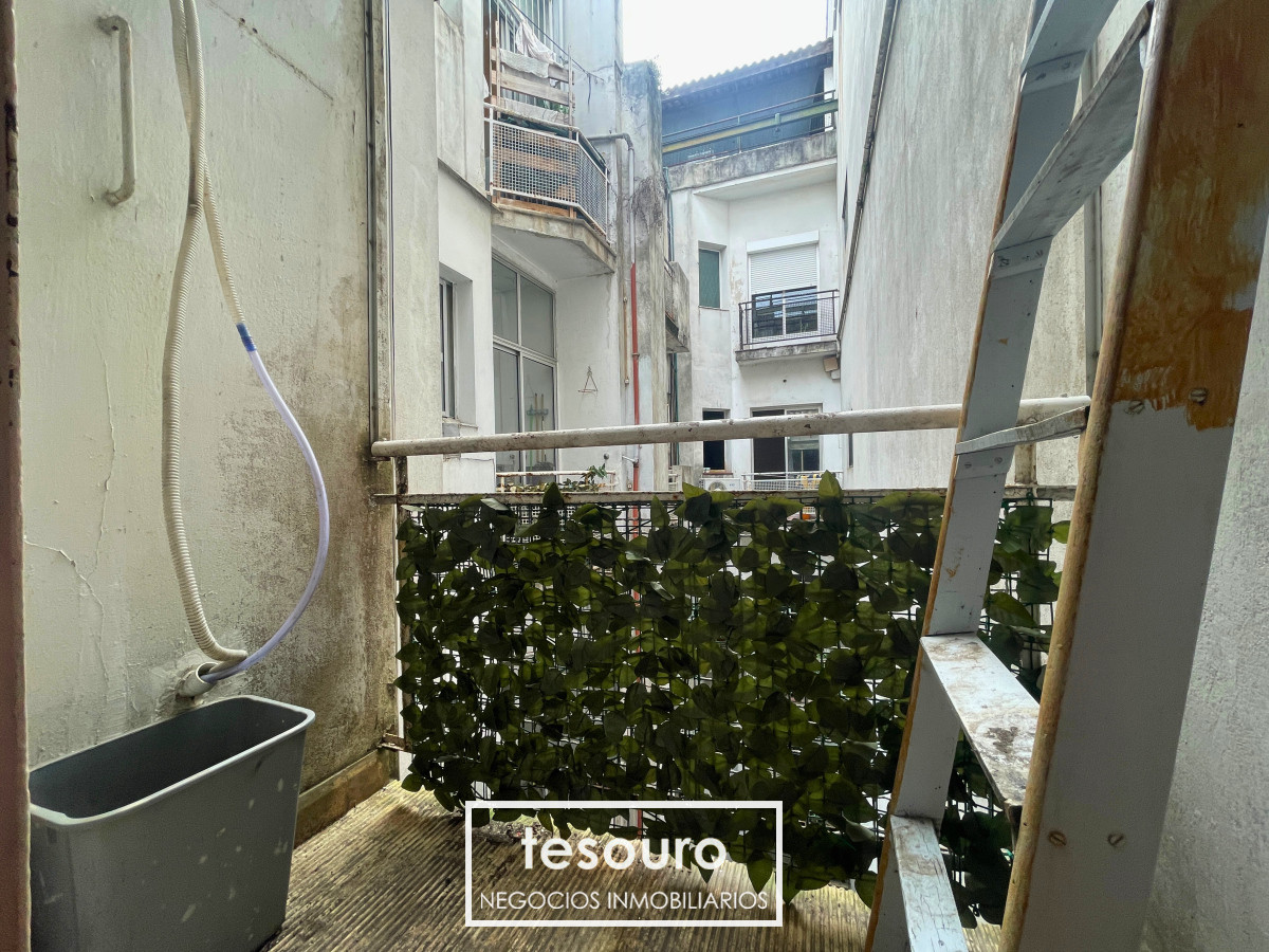 Apartamento ID.4617 - VENTA APARTAMENTO DE 2 DORMITORIOS Y SERVICIO EN CENTRO 
