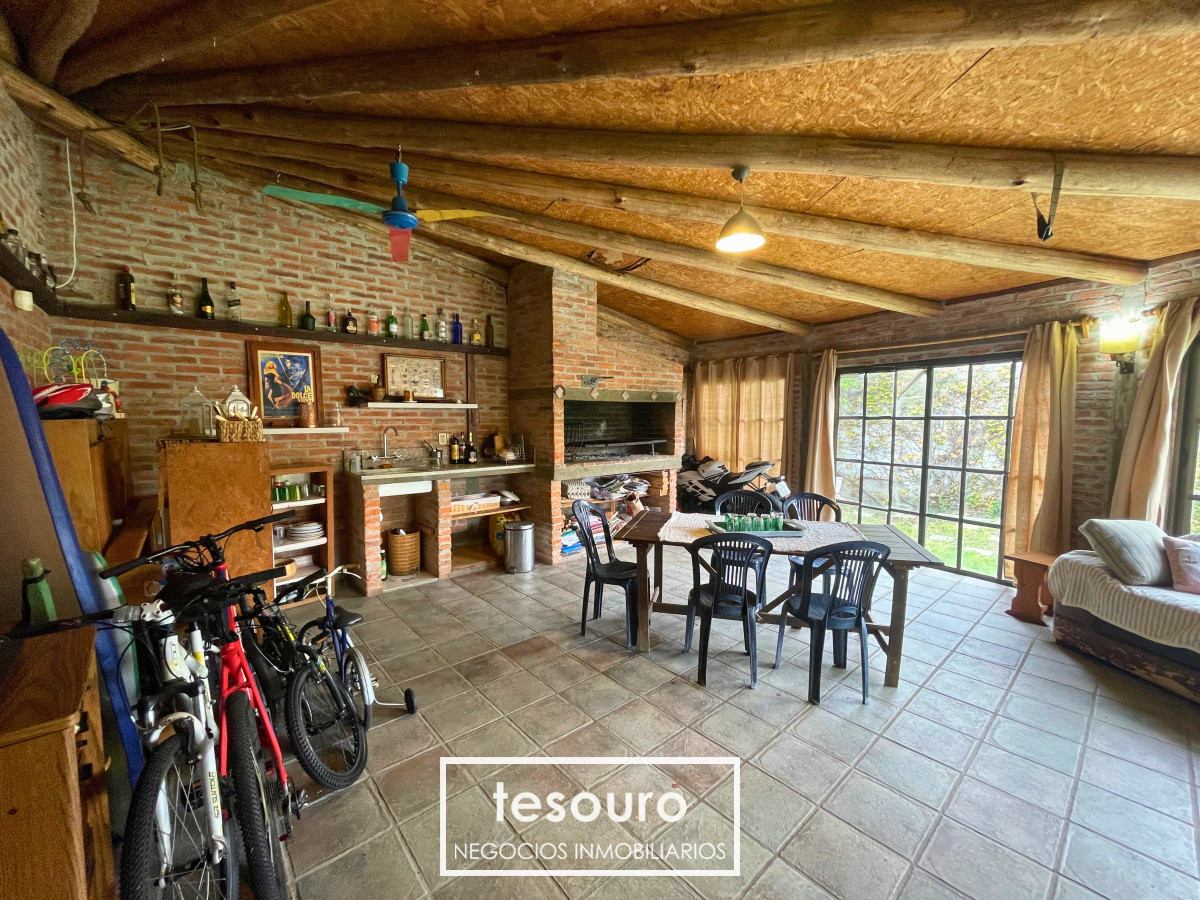 Casa ID.4660 - VENTA CASA DE 4 DORMITORIOS CON PISCINA Y BARBACOA EN MALVÍN