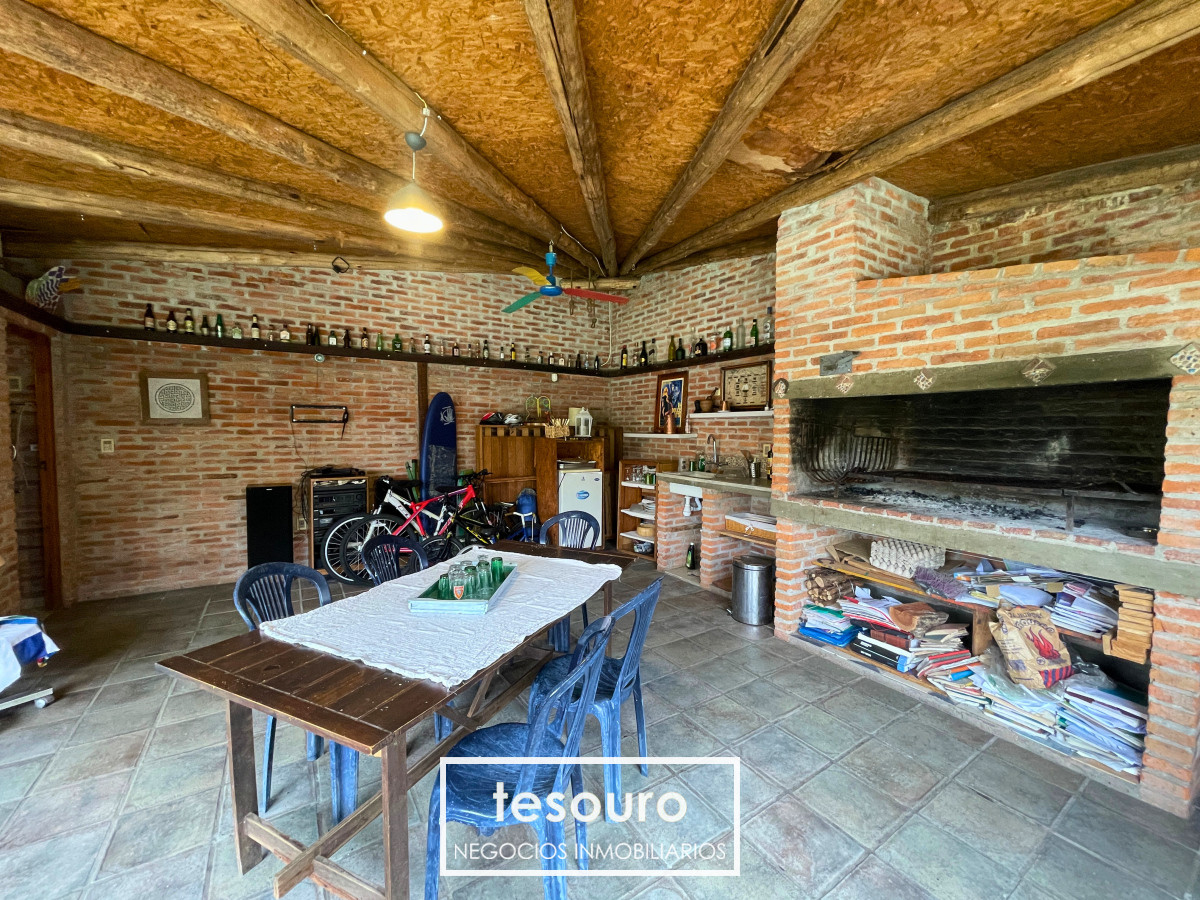 Casa ID.4660 - VENTA CASA DE 4 DORMITORIOS CON PISCINA Y BARBACOA EN MALVÍN
