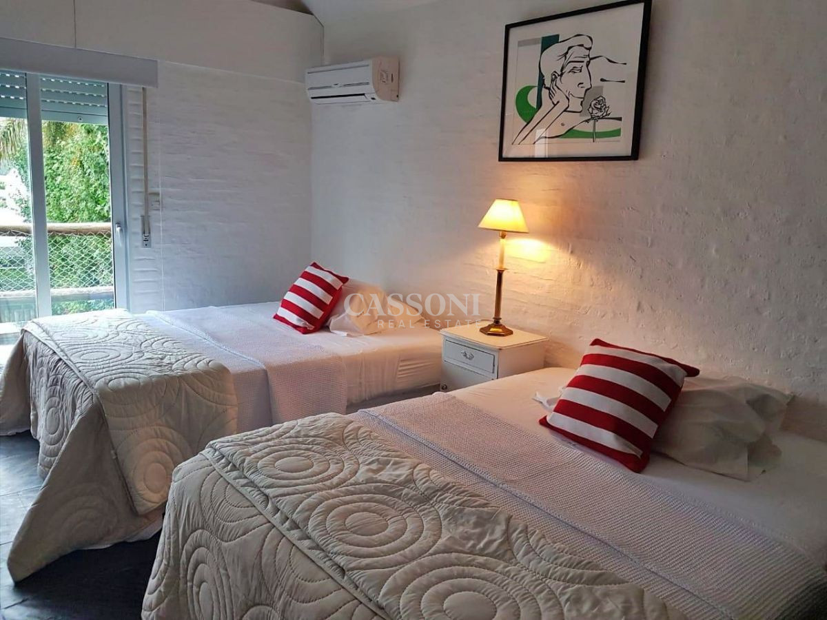 Casa ID.1676 - VENTA O ALQUILER ANUAL CASA 7 DORMITORIOS  EN LA BARRA .