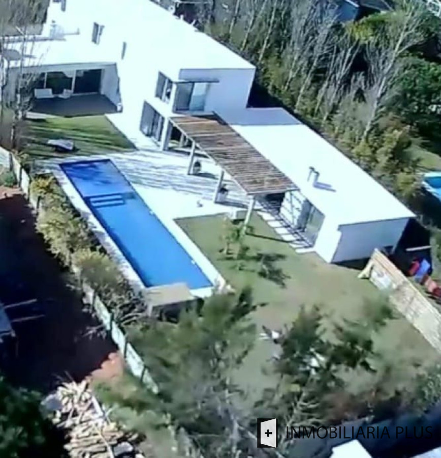 Casa ID.1066 - Venta de CASA de 320 m2 edificados con 4 Dormitorios y 853 m2 de terreno en barrio Privado de PUNTA DEL ESTE 