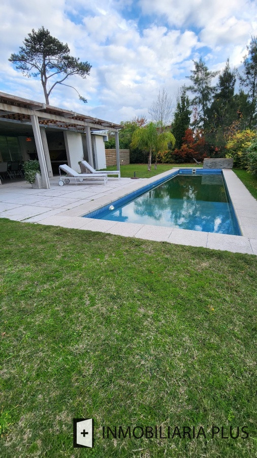 Casa ID.1066 - Venta de CASA de 320 m2 edificados con 4 Dormitorios y 853 m2 de terreno en barrio Privado de PUNTA DEL ESTE 