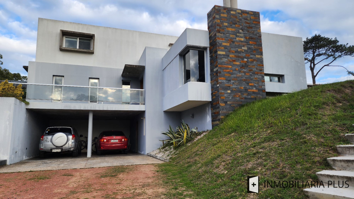Casa ID.1066 - Venta de CASA de 320 m2 edificados con 4 Dormitorios y 853 m2 de terreno en barrio Privado de PUNTA DEL ESTE 