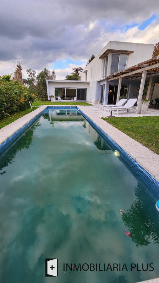 Casa ID.1066 - Venta de CASA de 320 m2 edificados con 4 Dormitorios y 853 m2 de terreno en barrio Privado de PUNTA DEL ESTE 