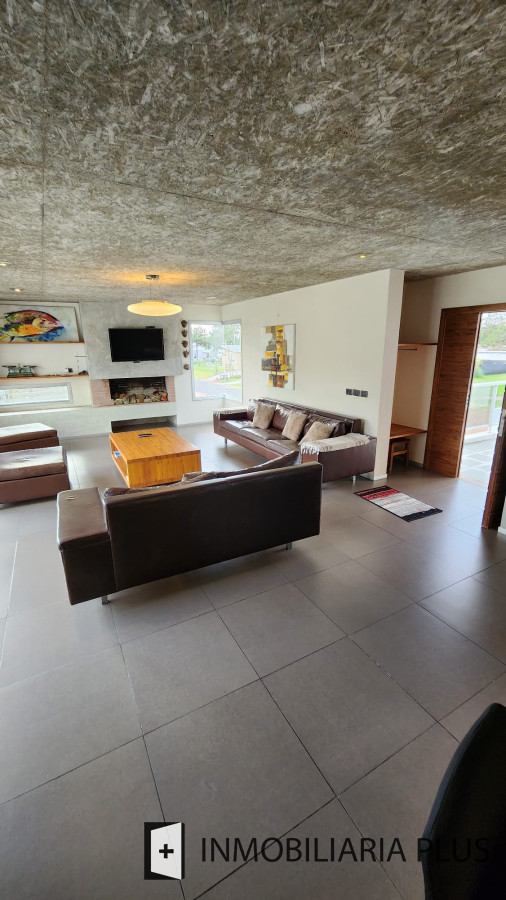Casa ID.1066 - Venta de CASA de 320 m2 edificados con 4 Dormitorios y 853 m2 de terreno en barrio Privado de PUNTA DEL ESTE 