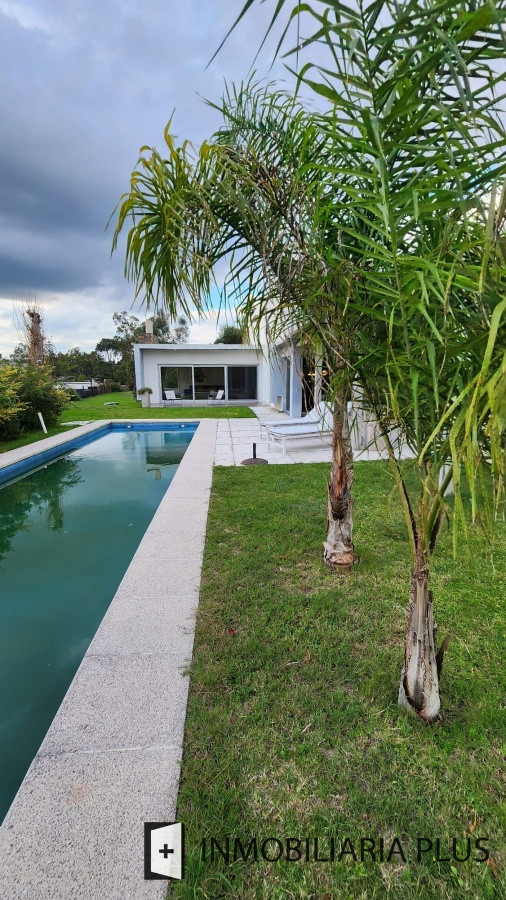 Casa ID.1066 - Venta de CASA de 320 m2 edificados con 4 Dormitorios y 853 m2 de terreno en barrio Privado de PUNTA DEL ESTE 
