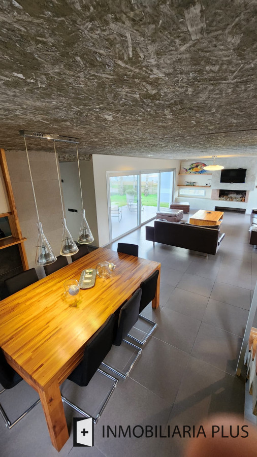 Casa ID.1066 - Venta de CASA de 320 m2 edificados con 4 Dormitorios y 853 m2 de terreno en barrio Privado de PUNTA DEL ESTE 