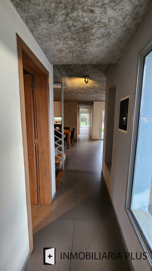 Casa ID.1066 - Venta de CASA de 320 m2 edificados con 4 Dormitorios y 853 m2 de terreno en barrio Privado de PUNTA DEL ESTE 