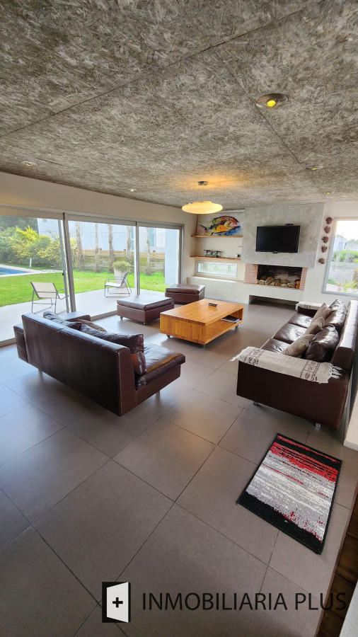 Casa ID.1066 - Venta de CASA de 320 m2 edificados con 4 Dormitorios y 853 m2 de terreno en barrio Privado de PUNTA DEL ESTE 