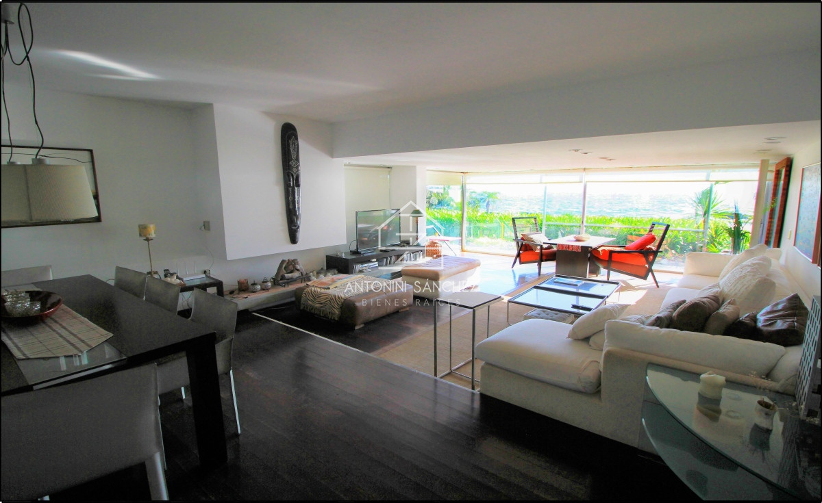 Apartamento ID.1641 - Venta Apartamento en Punta Ballena con una vista cautivadora. 2 dormitorios ,2 baños + dependencia de servicio.