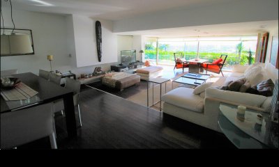 Venta Apartamento en Punta Ballena con una vista cautivadora. 2 dormitorios ,2 baños + dependencia de servicio.