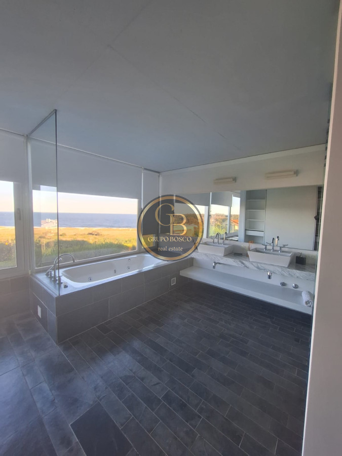 Apartamento ID.886 - ALQUILER ANUAL  ESPECTACULAR   DUPLEX   3 DORMITORIOS EDIFICIO SIERRA BALLENA 