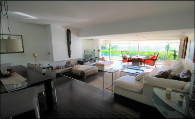 Venta Apartamento en Punta Ballena con una vista cautivadora. 2 dormitorios ,2 baños + dependencia de servicio.
