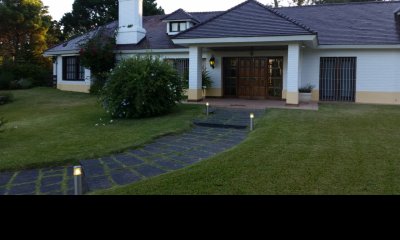 Venta y alquiler  hermosa propiedad con 5 habitaciones + 2 servicio y 8 baños- Cantegril Punta del Este.