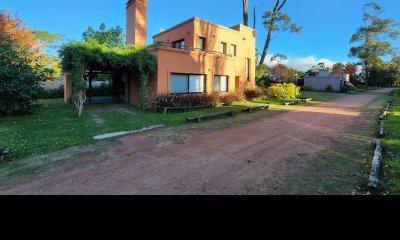 VENTA O ALQUILER ANUAL  CASA 2 DORMITORIOS 3 BAÑOS .BARRIO PRIVADO PARQUE PINARES.