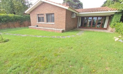 EN VENTA CASA DE 2 DORMITORIOS Y DEPENDENCIA, PLAYA MANSA, PUNTA DEL ESTE