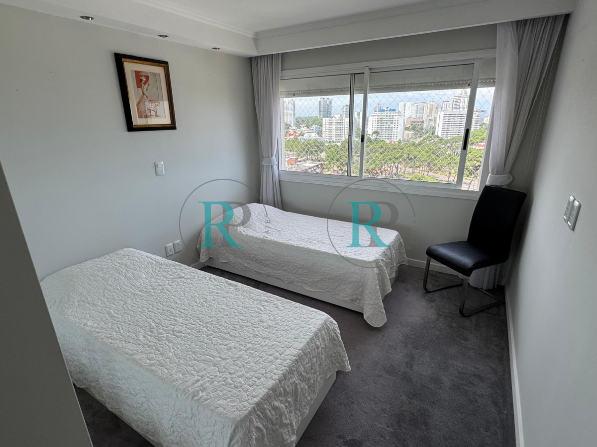 Apartamento ID.2254 - PUNTA DEL ESTE MANSA APARTAMENTO DE 3 DORMITORIOS DEPENDENCIA PARRILLERO AMENITIES