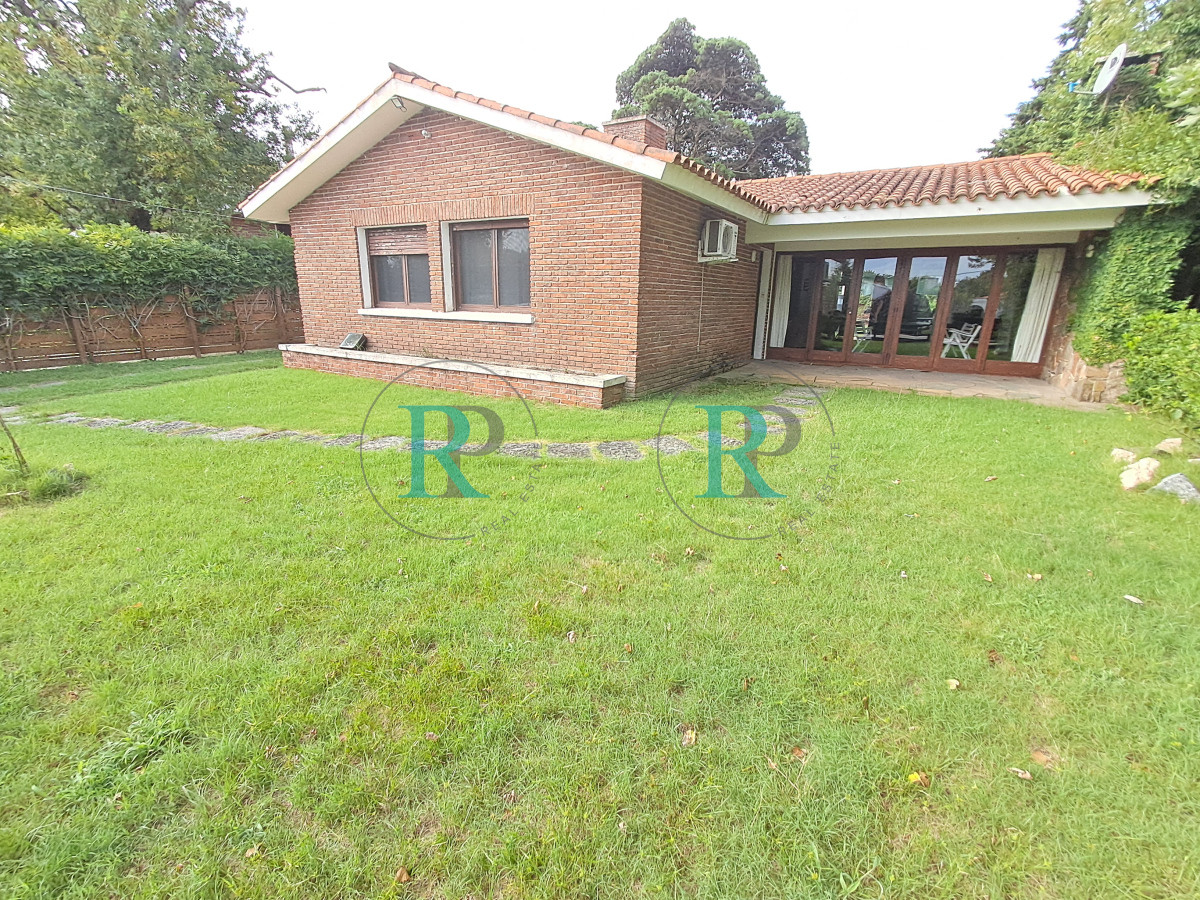 Casa ID.2347 - PUNTA DEL ESTE MANSA CASA DE 2 DORMITORIOS Y DEPENDENCIA EN VENTA