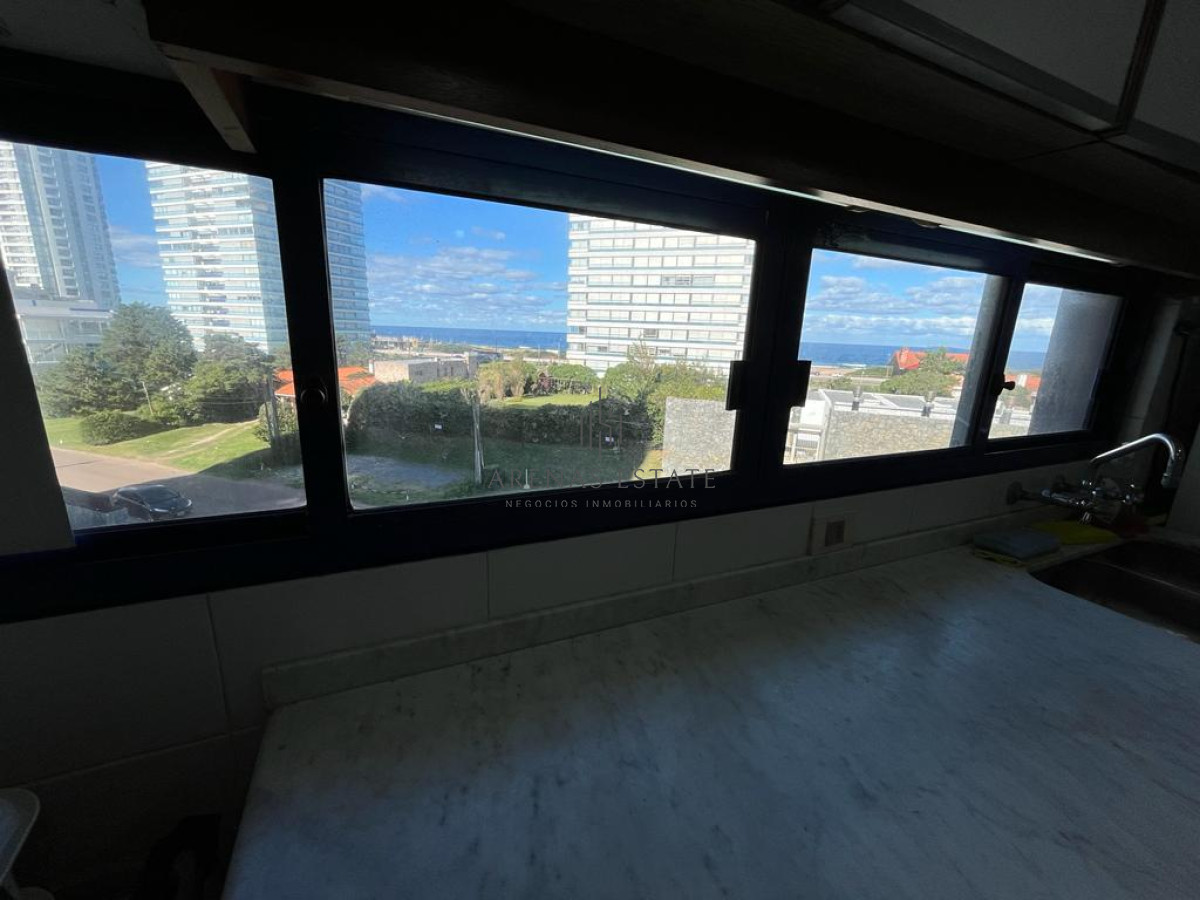Apartamento ID.3710 - Apartamento en venta de 2 dormitorios, terraza con vista al mar- Brava, Punta del Este