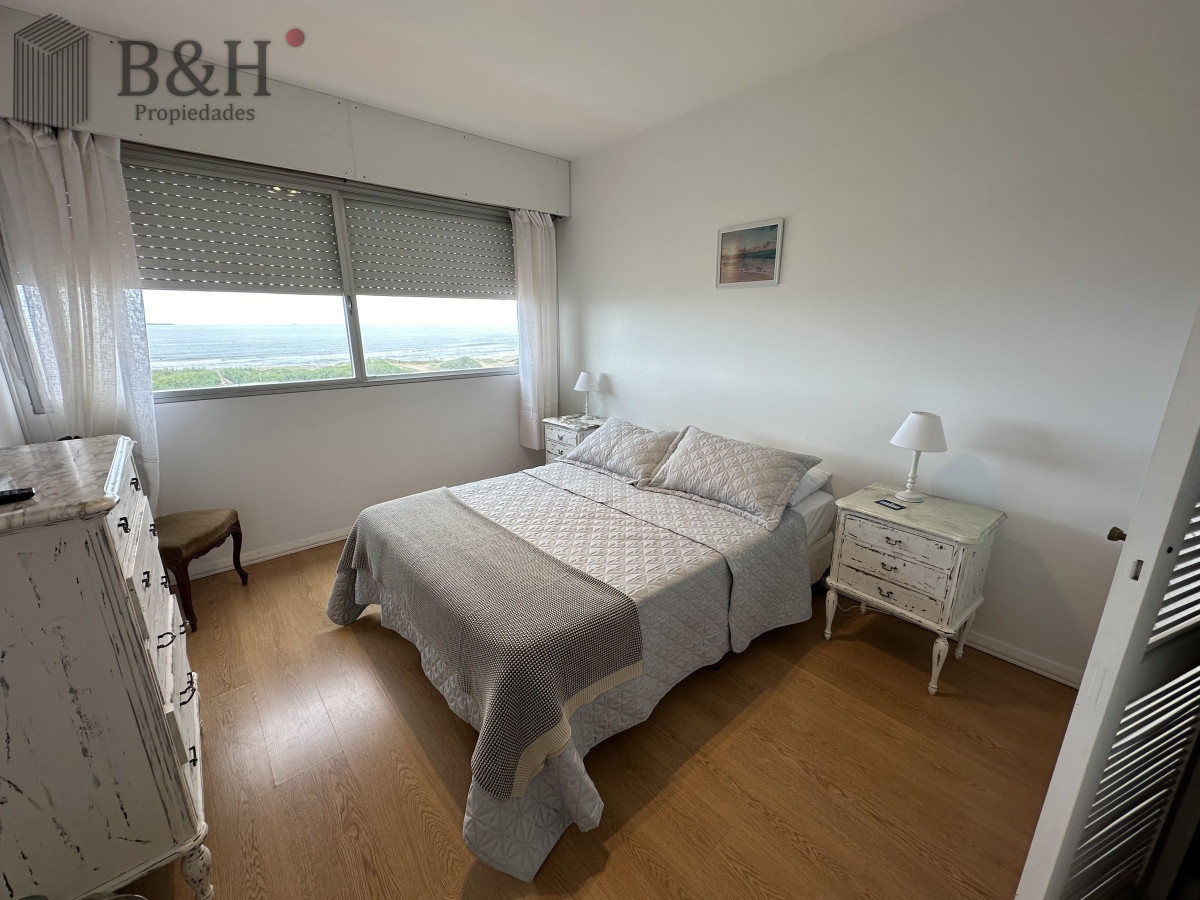 Apartamento ID.5111 - Frente al mar. Apartamento en alquiler anual de 3 dormitorios en Punta del Este 