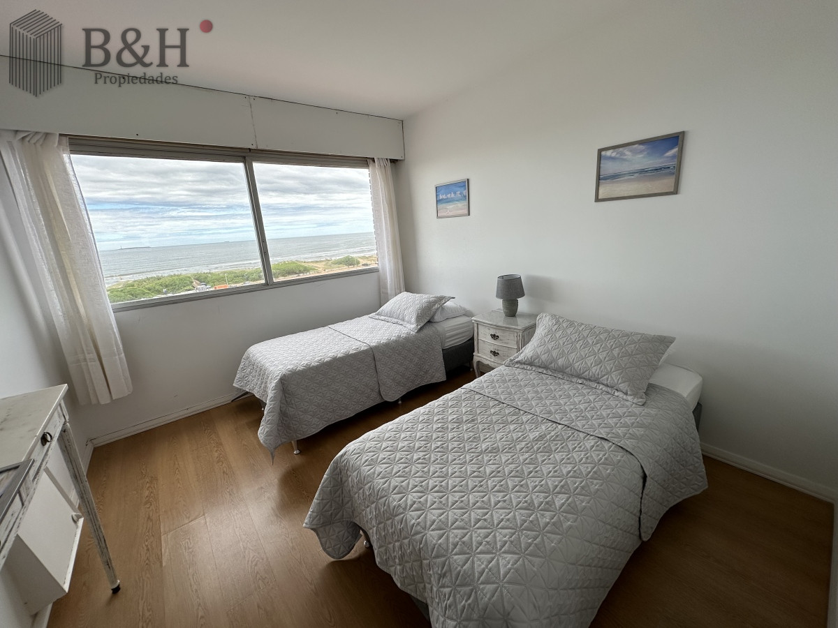 Apartamento ID.5111 - Frente al mar. Apartamento en alquiler anual de 3 dormitorios en Punta del Este 