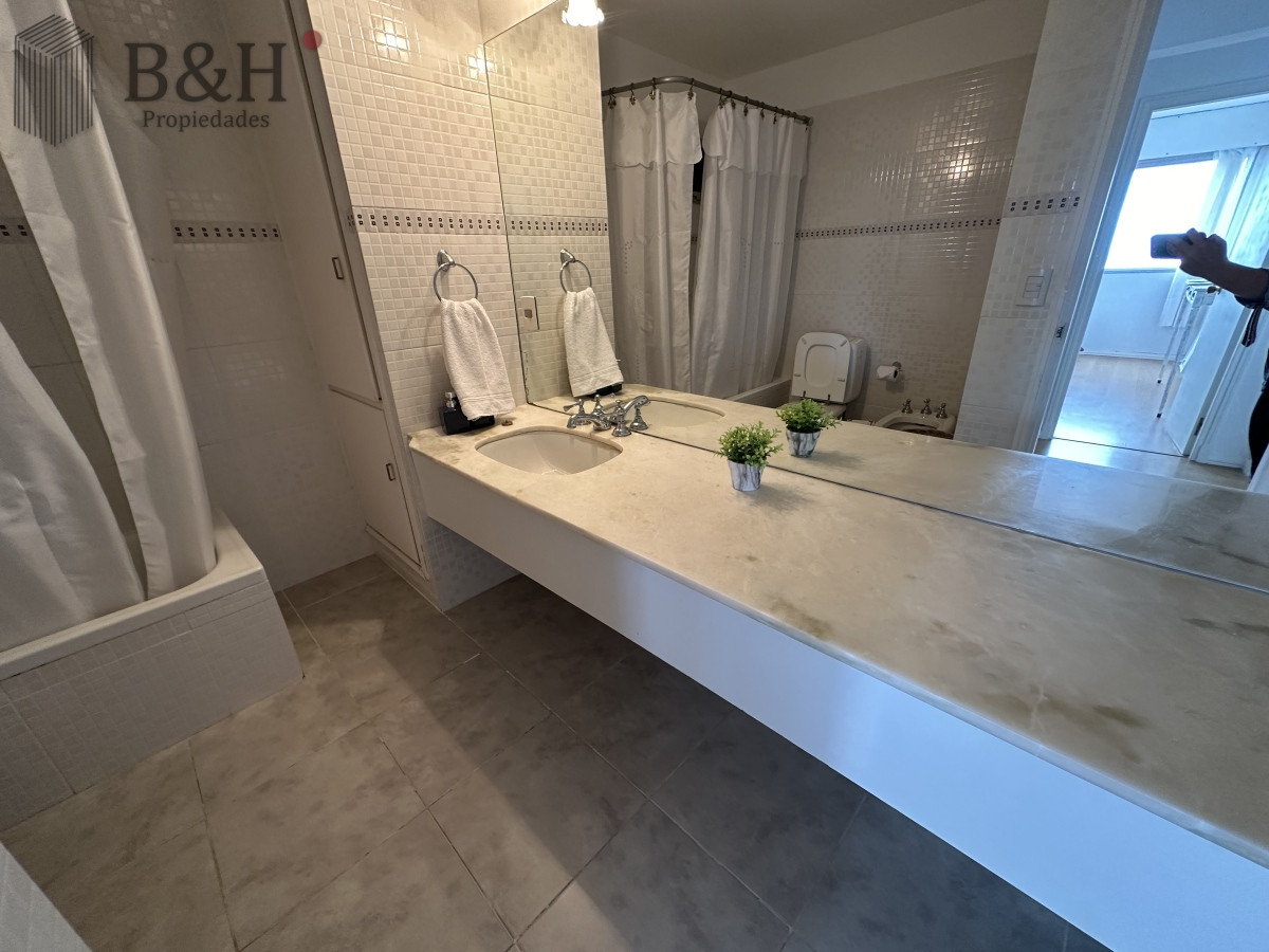 Apartamento ID.5111 - Frente al mar. Apartamento en alquiler anual de 3 dormitorios en Punta del Este 