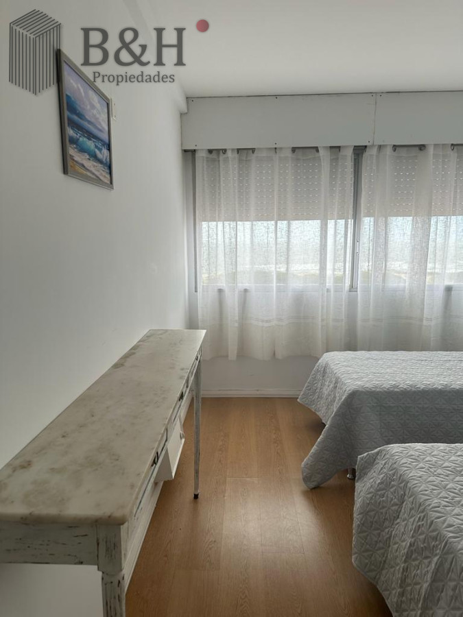 Apartamento ID.5111 - Frente al mar. Apartamento en alquiler anual de 3 dormitorios en Punta del Este 