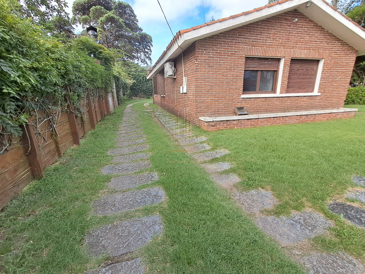 Casa ID.750 - PUNTA DEL ESTE MANSA CASA DE 2 DORMITORIOS Y DEPENDENCIA EN VENTA