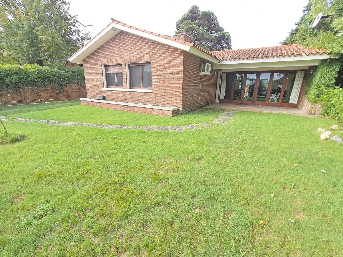 PUNTA DEL ESTE MANSA CASA DE 2 DORMITORIOS Y DEPENDENCIA EN VENTA