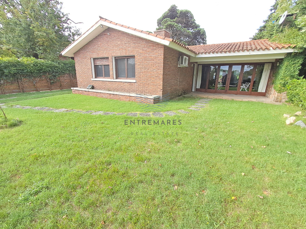 Casa ID.123 - PUNTA DEL ESTE MANSA CASA DE 2 DORMITORIOS Y DEPENDENCIA EN VENTA