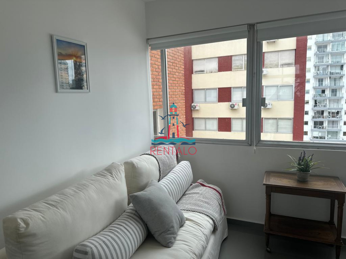 Apartamento ID.326 - Frente al mar. Apartamento en alquiler anual de 3 dormitorios en Punta del Este 