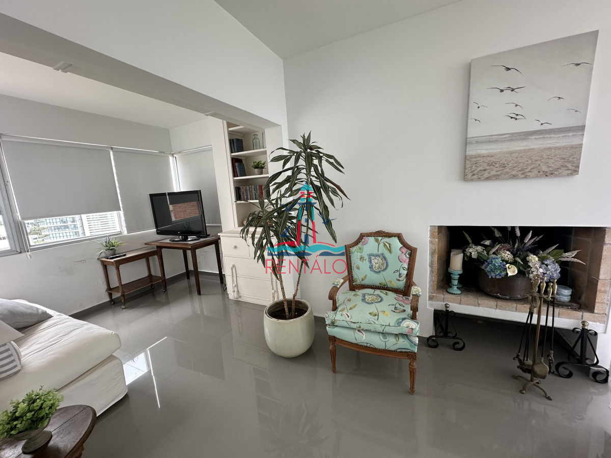 Apartamento ID.326 - Frente al mar. Apartamento en alquiler anual de 3 dormitorios en Punta del Este 