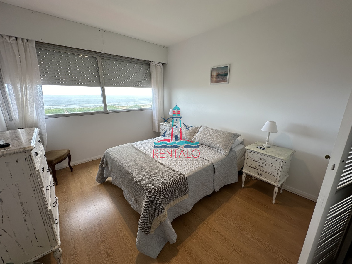 Apartamento ID.326 - Frente al mar. Apartamento en alquiler anual de 3 dormitorios en Punta del Este 