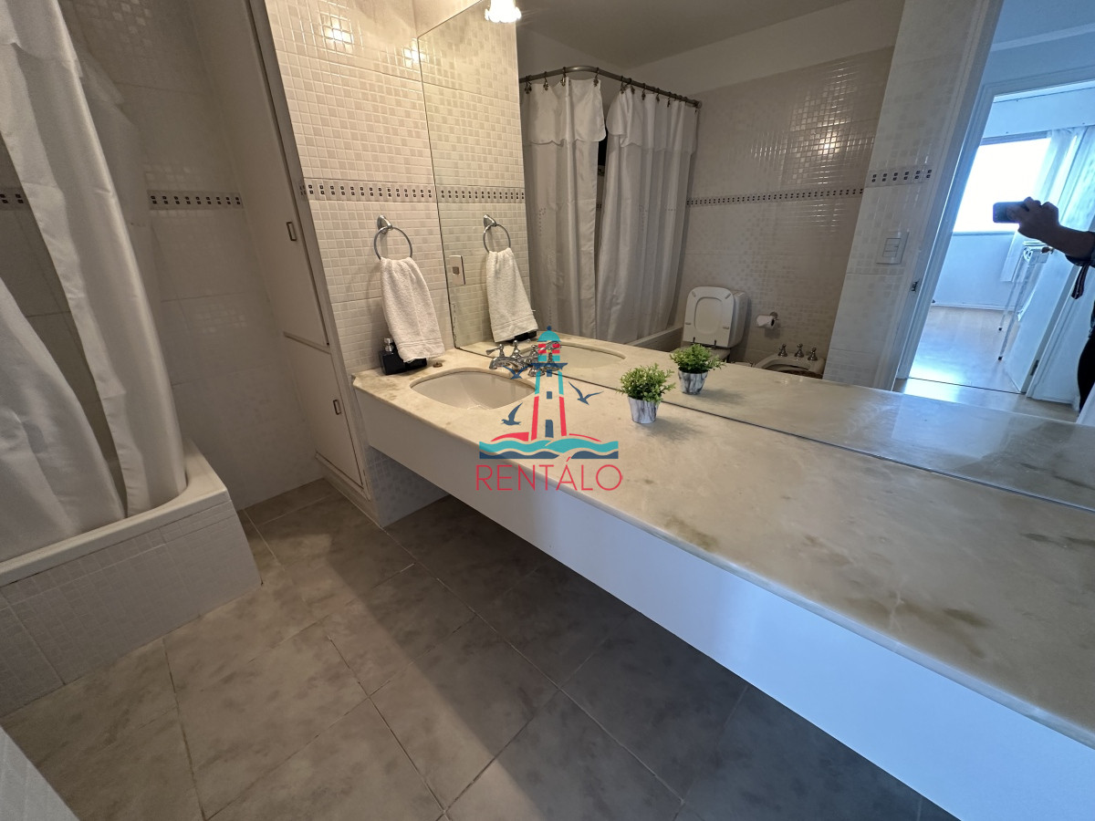 Apartamento ID.326 - Frente al mar. Apartamento en alquiler anual de 3 dormitorios en Punta del Este 