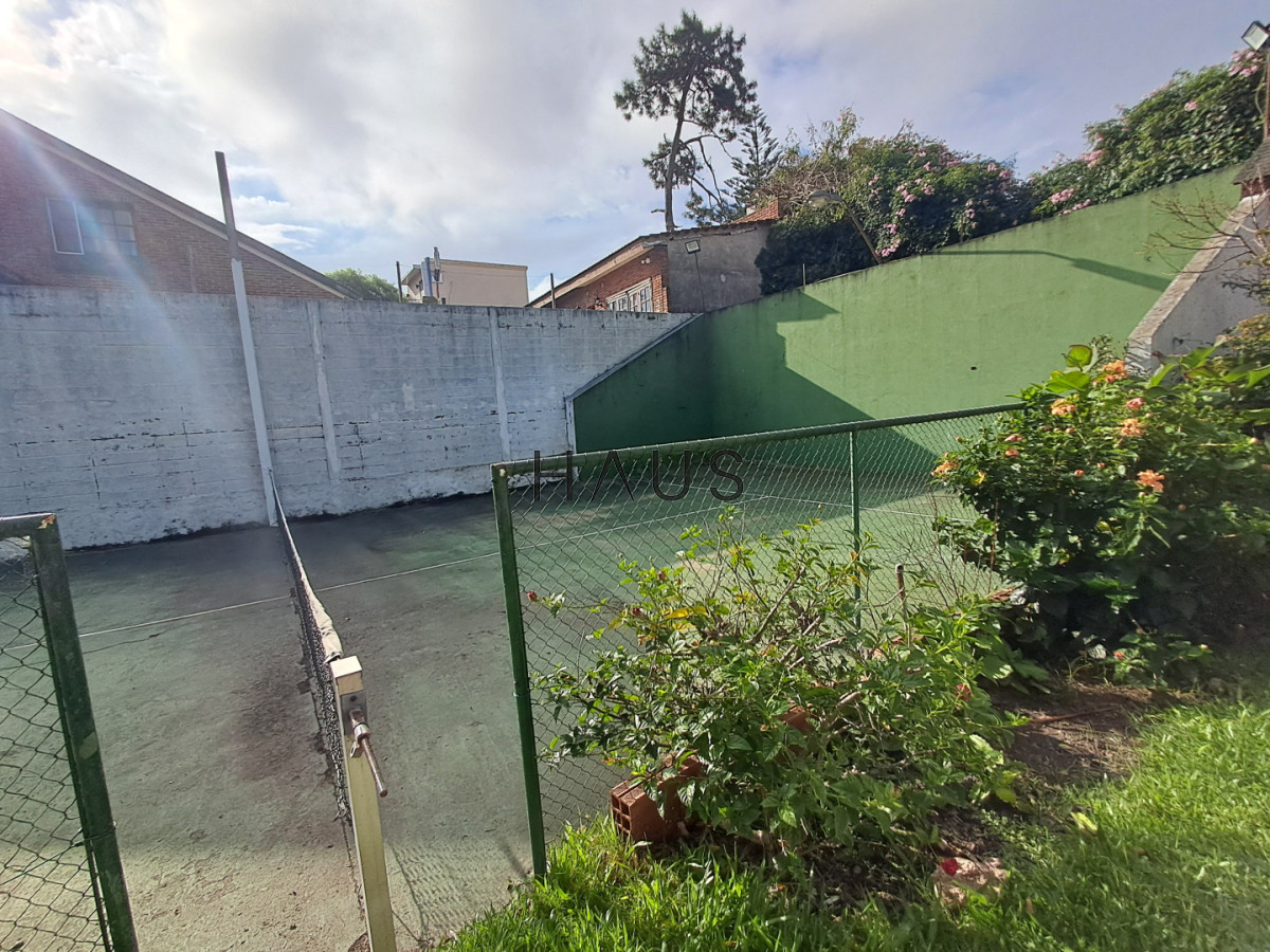 Casa ID.884 - PUNTA DEL ESTE A METROS DE PLAYA MANSA GRAN CASA DE 5 DORMITORIOS PISCINA CANCHA DE PADLE EN VENTA