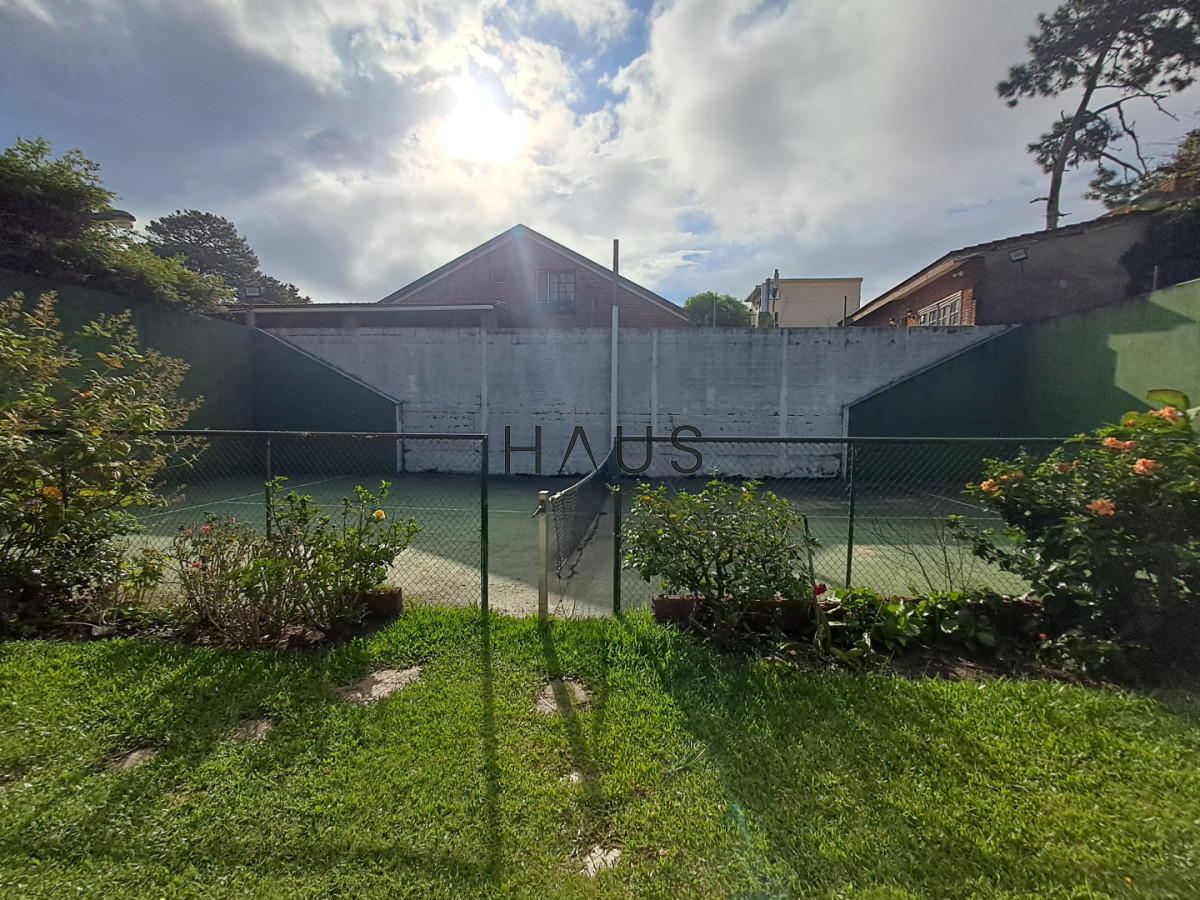 Casa ID.884 - PUNTA DEL ESTE A METROS DE PLAYA MANSA GRAN CASA DE 5 DORMITORIOS PISCINA CANCHA DE PADLE EN VENTA