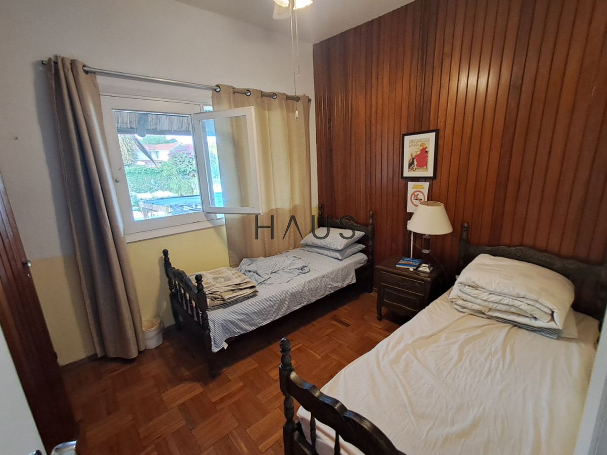 Casa ID.884 - PUNTA DEL ESTE A METROS DE PLAYA MANSA GRAN CASA DE 5 DORMITORIOS PISCINA CANCHA DE PADLE EN VENTA