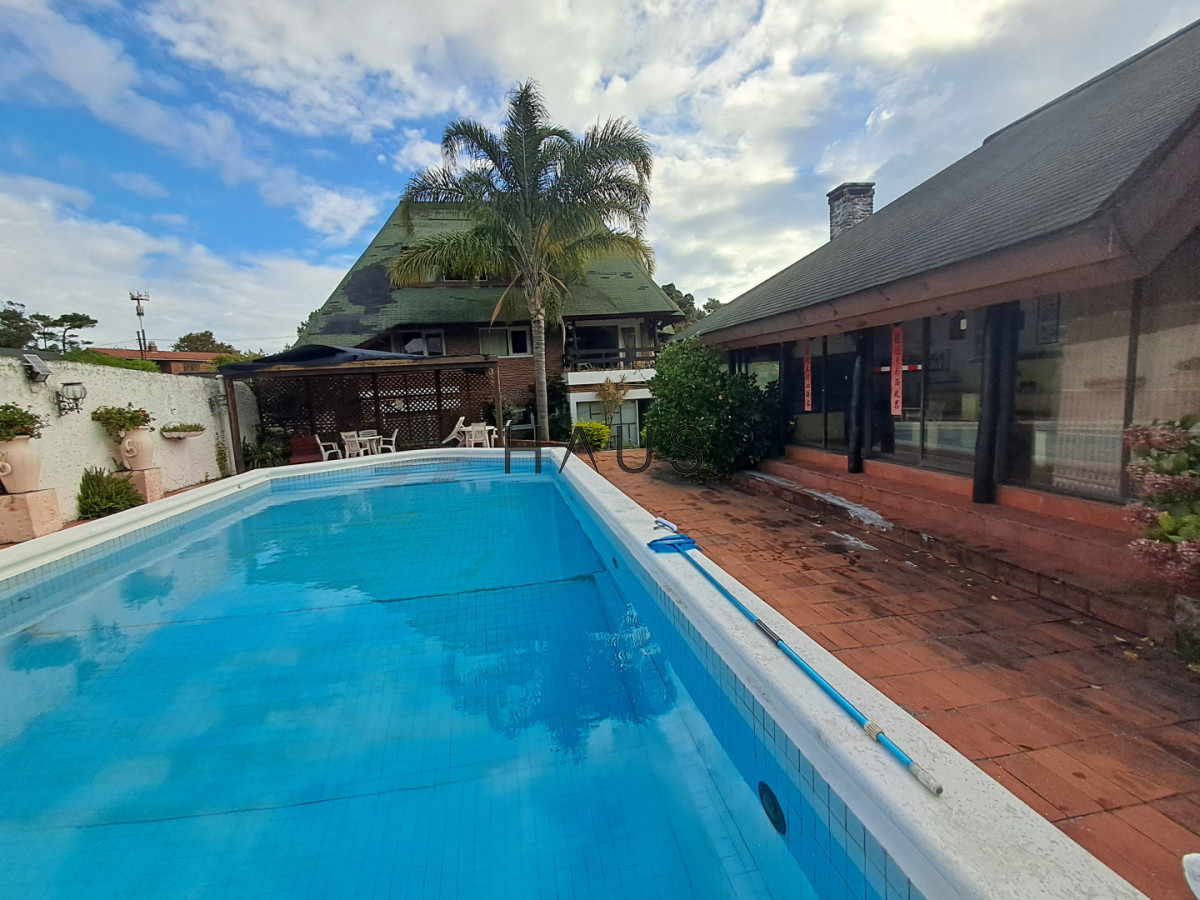 Casa ID.884 - PUNTA DEL ESTE A METROS DE PLAYA MANSA GRAN CASA DE 5 DORMITORIOS PISCINA CANCHA DE PADLE EN VENTA