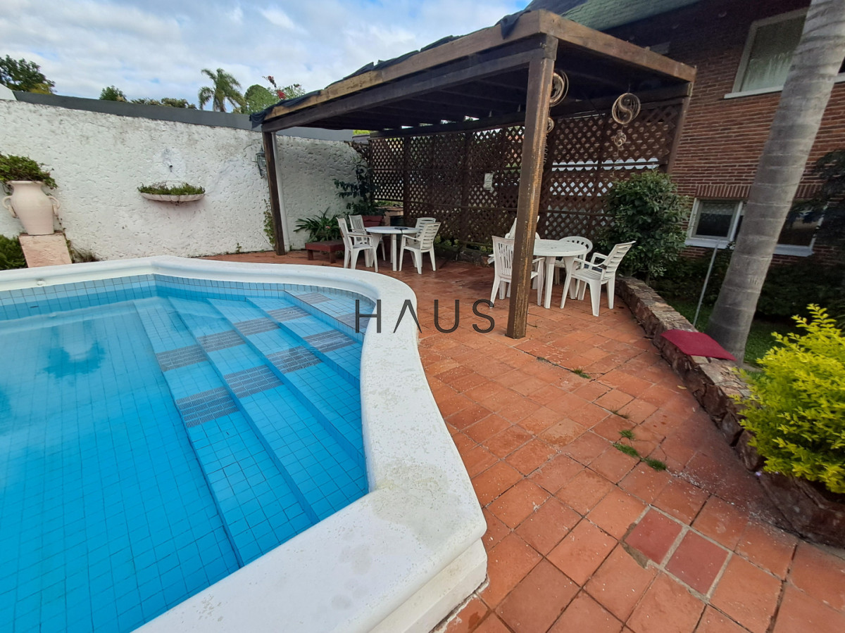 Casa ID.884 - PUNTA DEL ESTE A METROS DE PLAYA MANSA GRAN CASA DE 5 DORMITORIOS PISCINA CANCHA DE PADLE EN VENTA