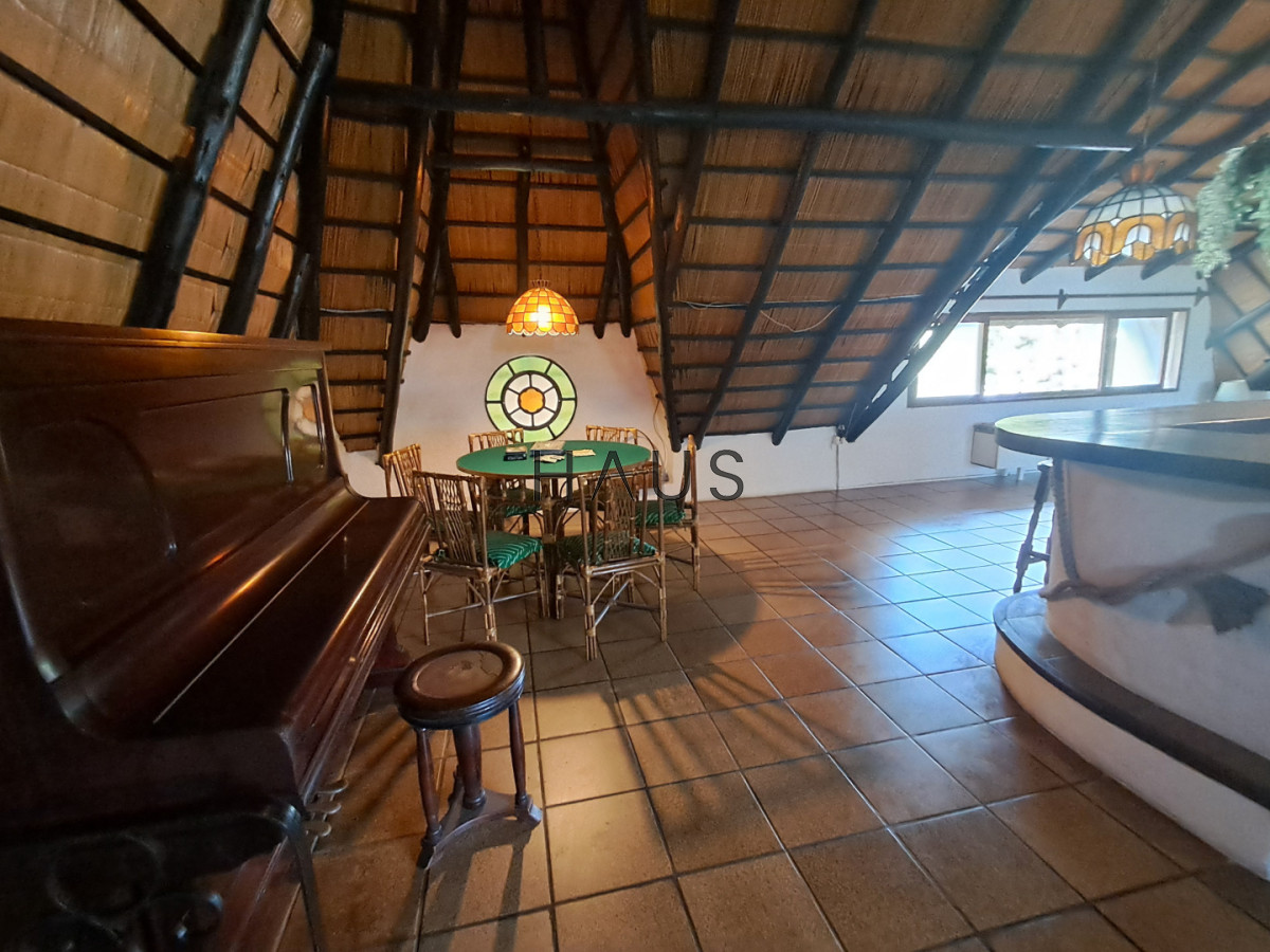 Casa ID.884 - PUNTA DEL ESTE A METROS DE PLAYA MANSA GRAN CASA DE 5 DORMITORIOS PISCINA CANCHA DE PADLE EN VENTA