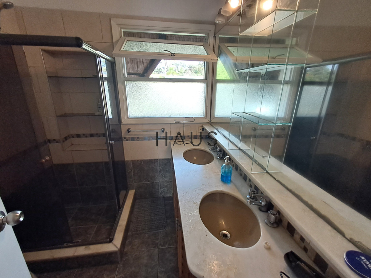 Casa ID.884 - PUNTA DEL ESTE A METROS DE PLAYA MANSA GRAN CASA DE 5 DORMITORIOS PISCINA CANCHA DE PADLE EN VENTA