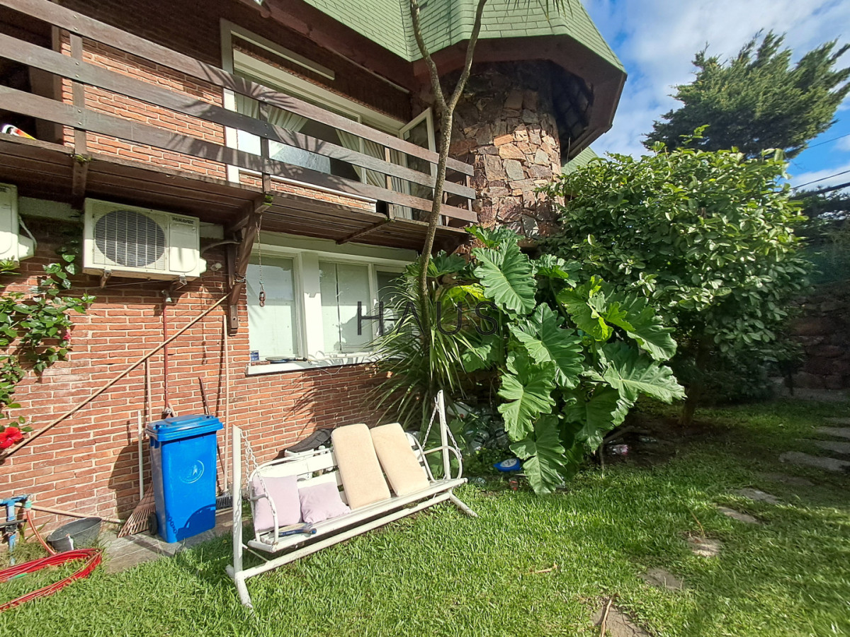 Casa ID.884 - PUNTA DEL ESTE A METROS DE PLAYA MANSA GRAN CASA DE 5 DORMITORIOS PISCINA CANCHA DE PADLE EN VENTA