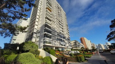 PUNTA DEL ESTE MANSA FRENTE AL MAR! APARTAMENTO DE 2 DORMITORIOS Y DEPENDENCIA EN VENTA! 