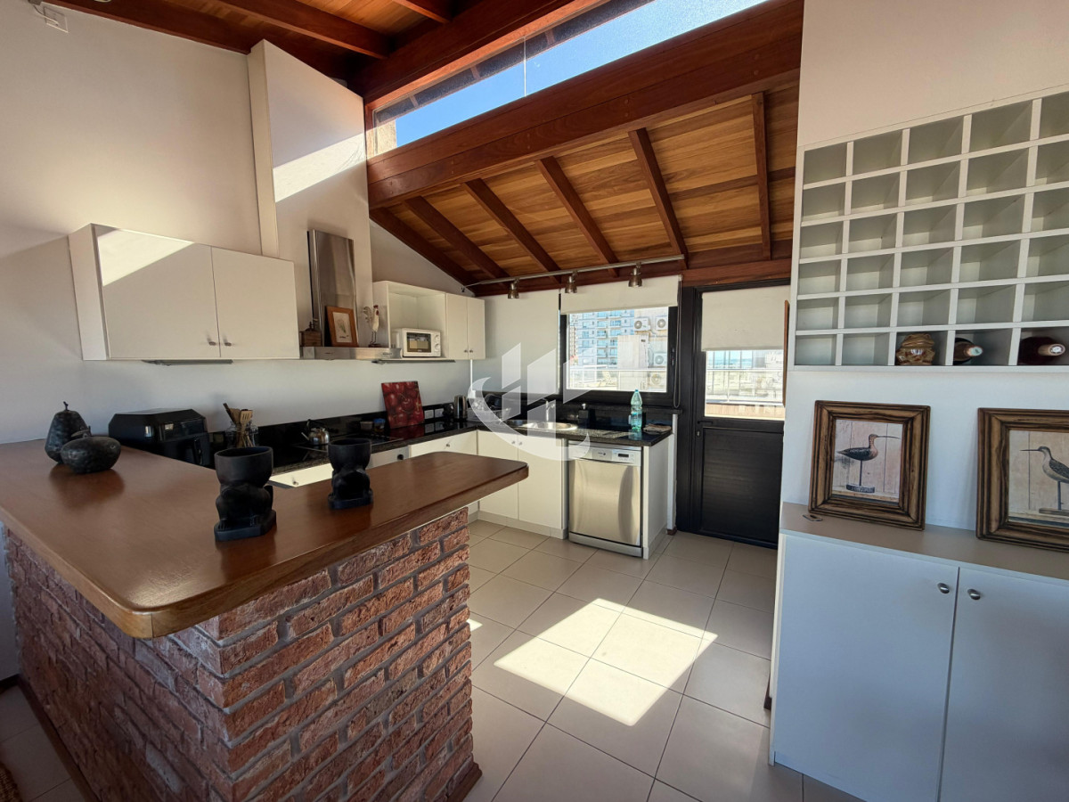 Apartamento ID.1336 - PUNTA DEL ESTE PENINSULA PENT HOUSE 2 DORMITORIOS 3 BAÑOS TERRAZA CON VISTA!!! GARAGE