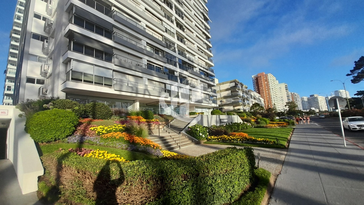 Apartamento ID.1719 - PUNTA DEL ESTE MANSA FRENTE AL MAR! APARTAMENTO DE 2 DORMITORIOS Y DEPENDENCIA EN VENTA! 