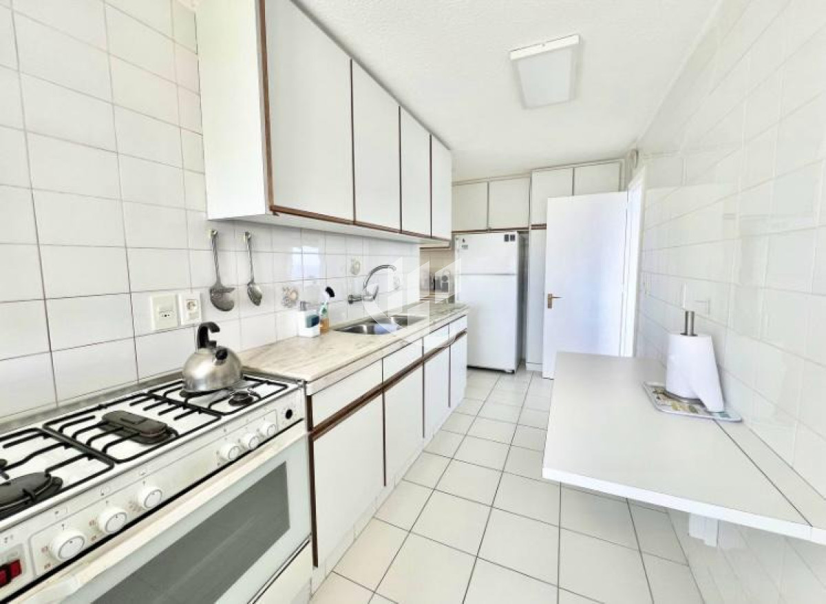 Apartamento ID.2403 - Alquiler Verano, 3 dormitorios mas dependencia, con vista, Peninsula, Punta del Este