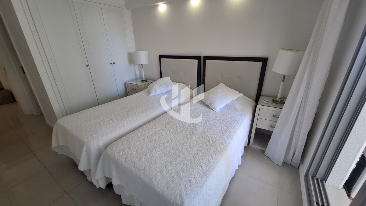 Apartamento ID.2038 - Venta apartamento 3 suites y dep completa, primera línea Brava, Punta del Este
